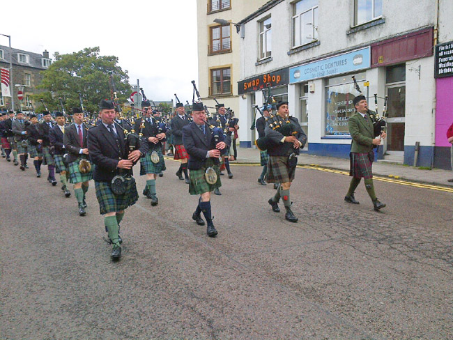 The traditional march to the games, led by 2014 Argyllshire Gathering Gold Medallist Douglas Murray (front left), with Gordon McCready, Bill Geddes and Silver Medallist Decker Forrest L-R in the front.