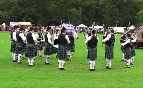 MacKenzie Caledonian changes L-Ds mid-performance