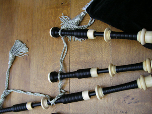 This set of pipes looked and played beautifully when it was delivered from a frequent UK vintage bagpipe seller through ebay. However, nine of the 13 pieces were replacements, not 'all-original' as advertised.