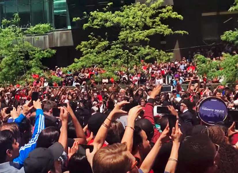 (Video) The largest live audience in pipe band history? Toronto Police and Toronto Fire Services perform for more than 2-million