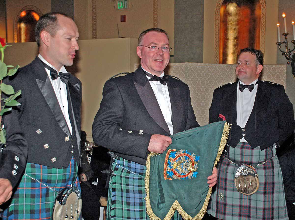 Willie McCallum with the Piobaireachd banner for the 2008 Dan Reid Memorial, as Iain Speirs (left) and Roddy MacLeod (right) stand by.