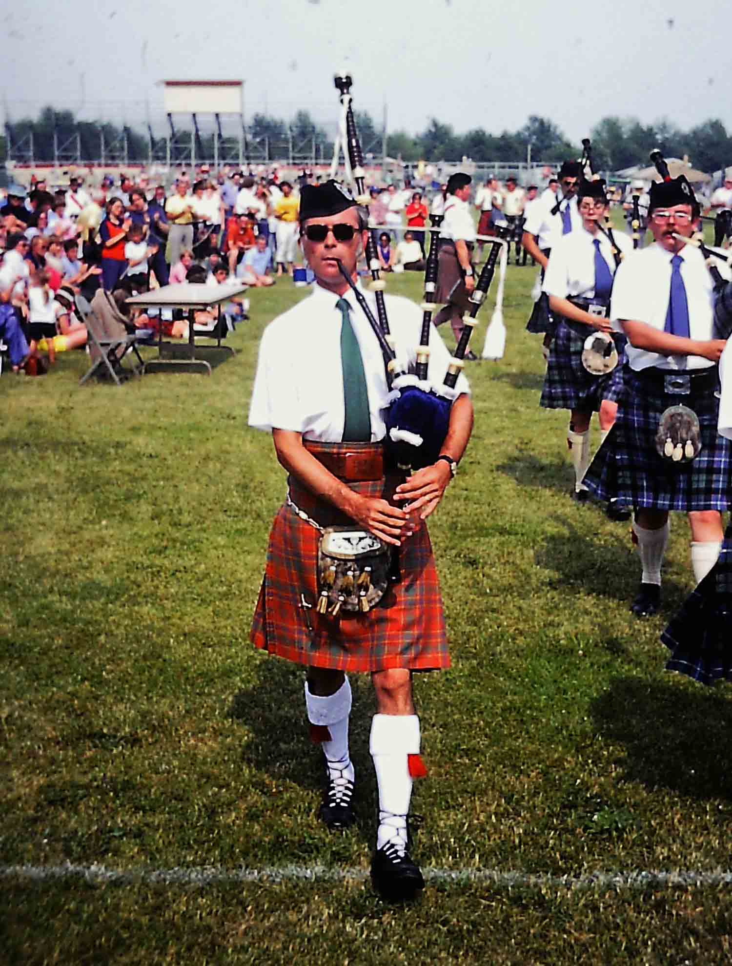 Gordon Speirs leading the Billy Mitchell Pipe Band of Milwaukee at the 1977 Midlothian Highland Games.
