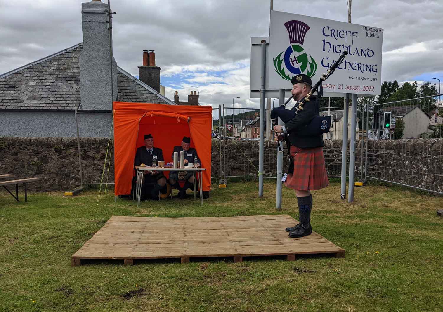 Dan Nevans competes in the MSR at the 2022 Crieff Highland Gathering, as Stuart Samson and Jimmy Banks judge.
