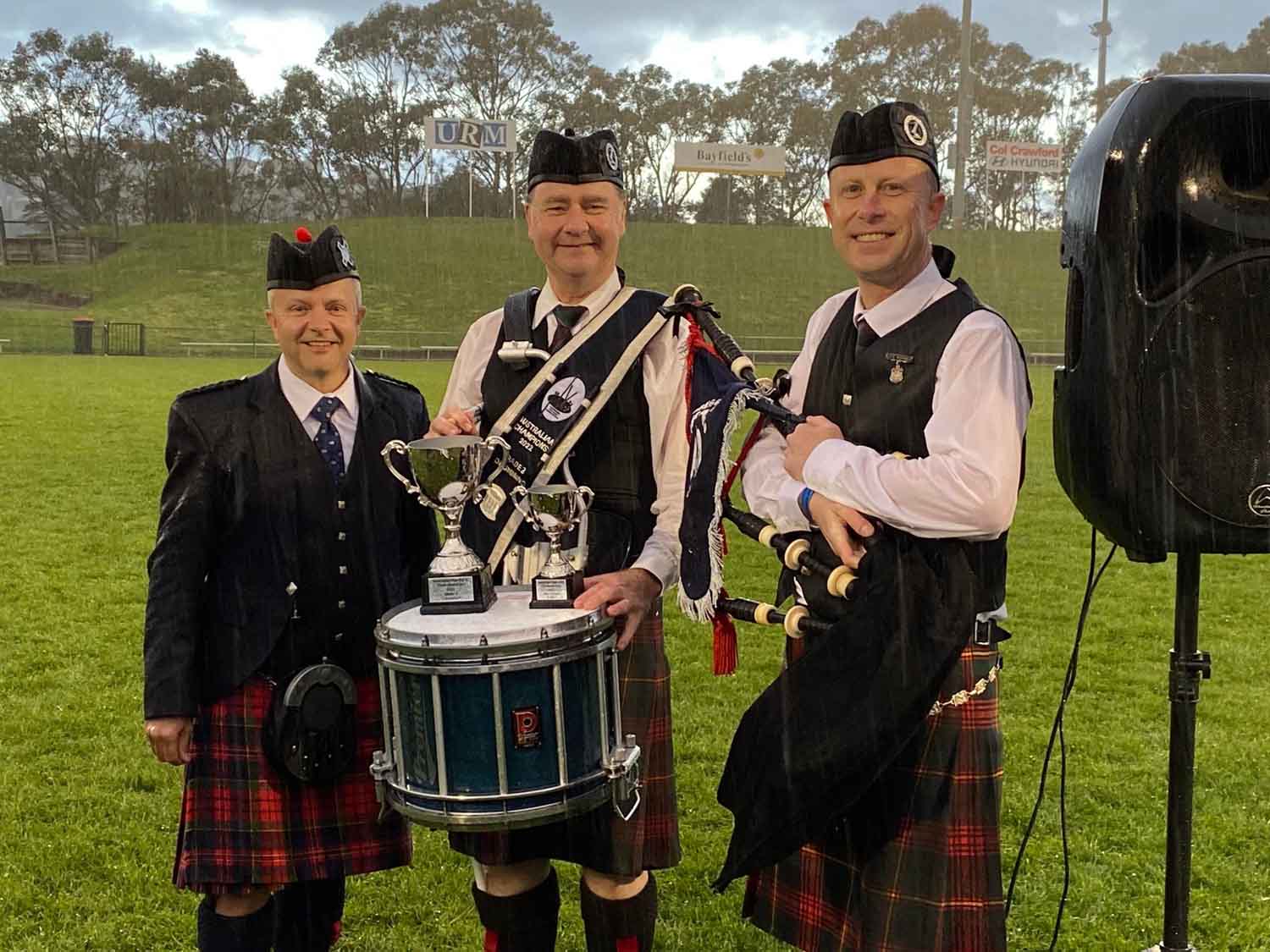Grade 3 City of Melbourne leaders with Pipe Bands Australia President Ainsley Hart (left).