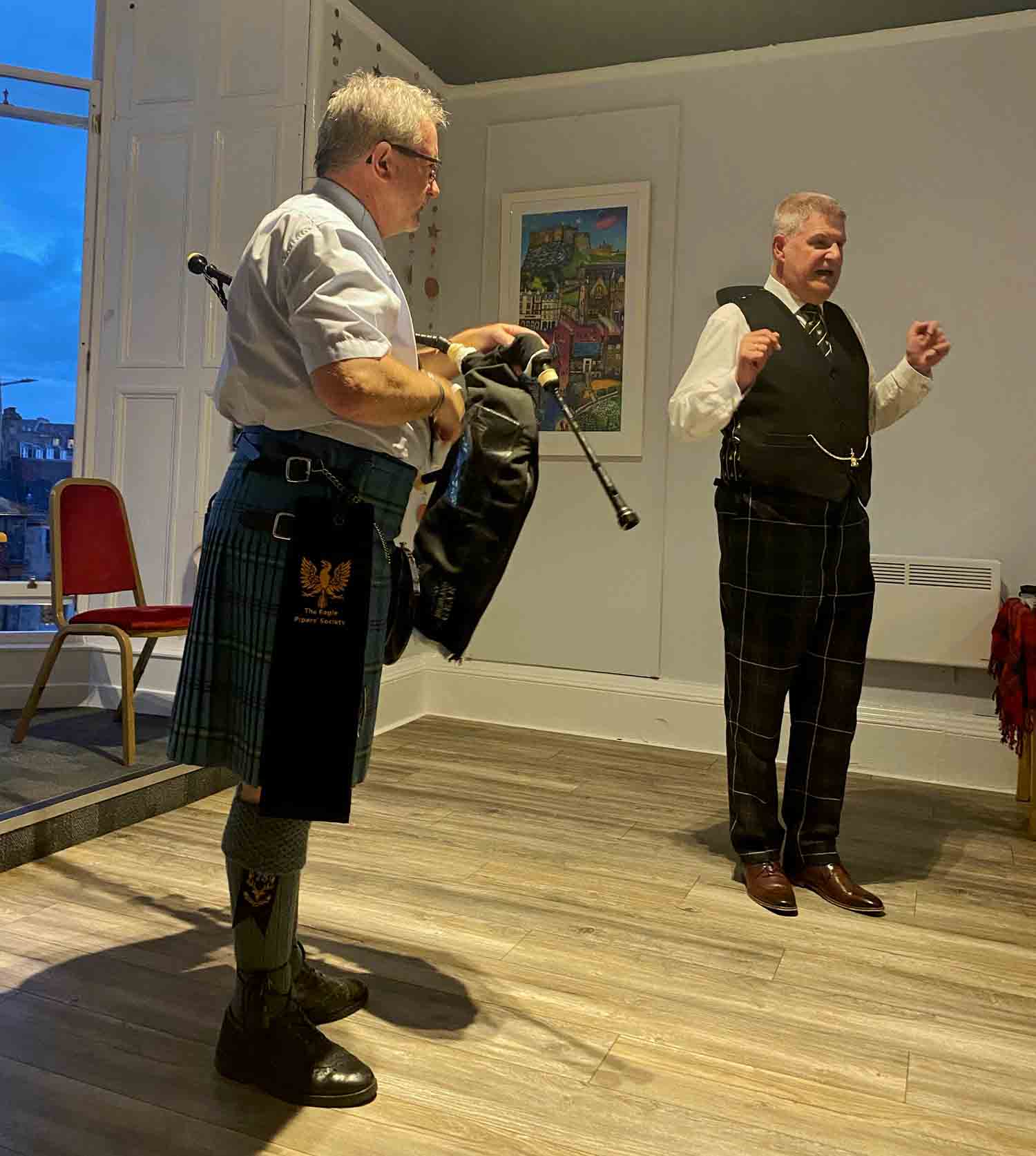 Eagle Pipers Society Hon. P-M Euan Anderson (right) introduces Bruce Gandy.