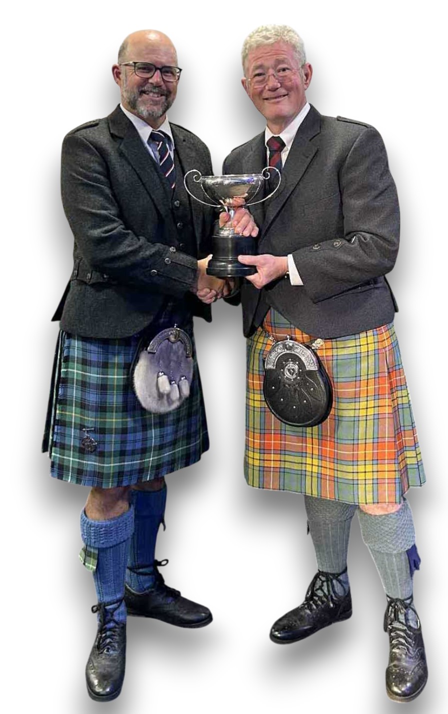 Brendon Eade accepts the A-Grade Piobaireachd trophy from judge Mike Cusack.