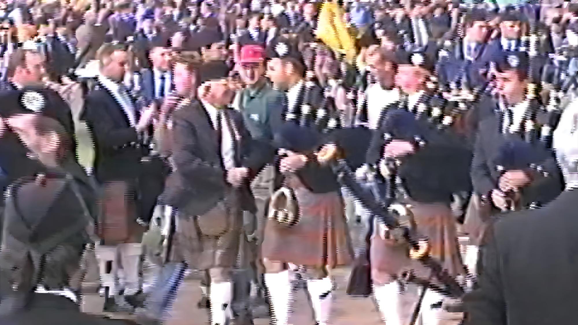 Ian McLellan took the time to congratulate Pipe-Major Terry Lee after Lee's Simon Fraser University beat McLellan's legendary Strathclyde Police at the 1995 World Championships.