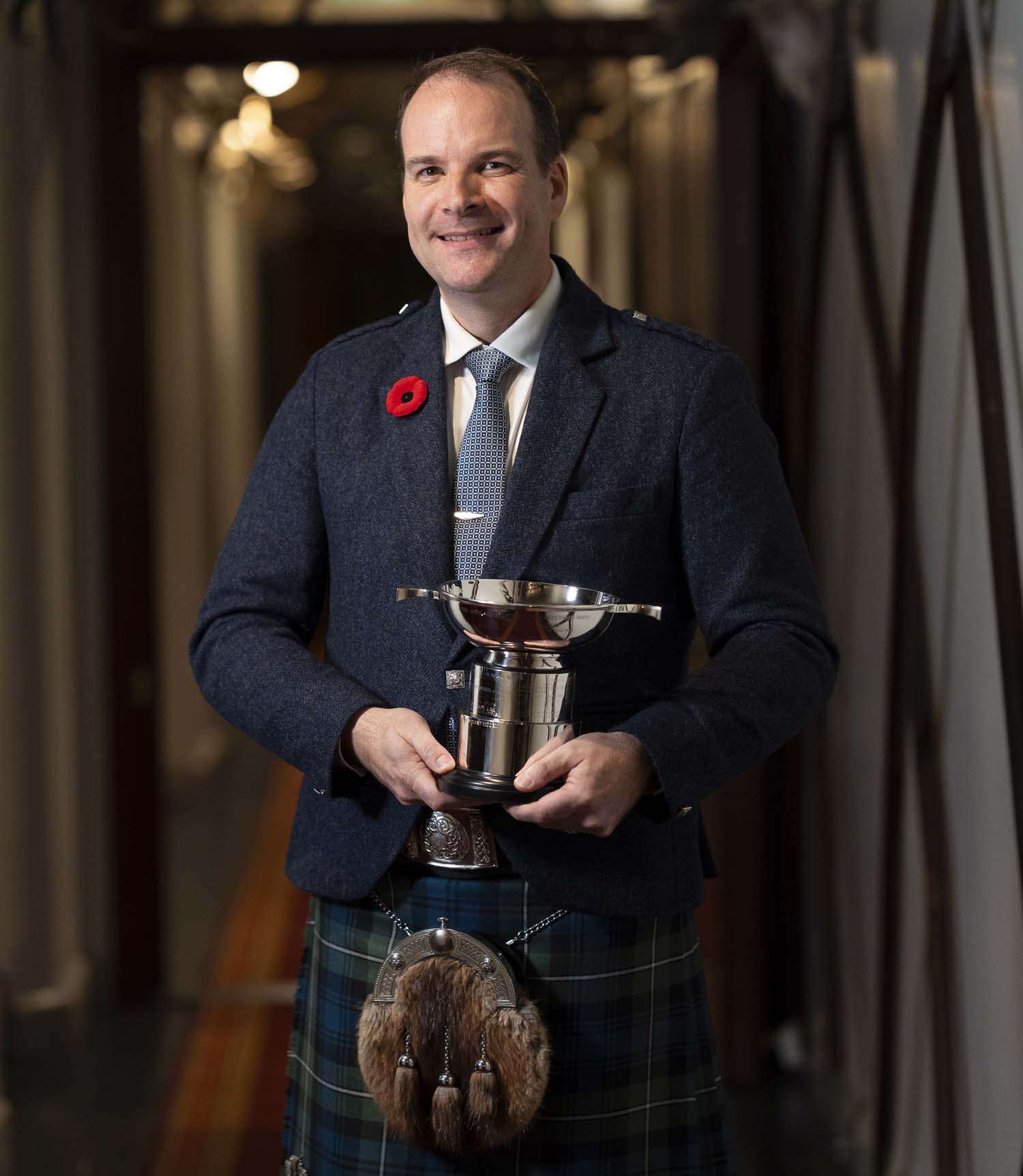 Alan Bevan with the 2025 Glenfiddich Piobaireachd trophy.