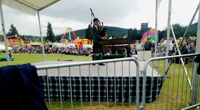 Jack Taylor competing at the 2017 Aboyne Games.