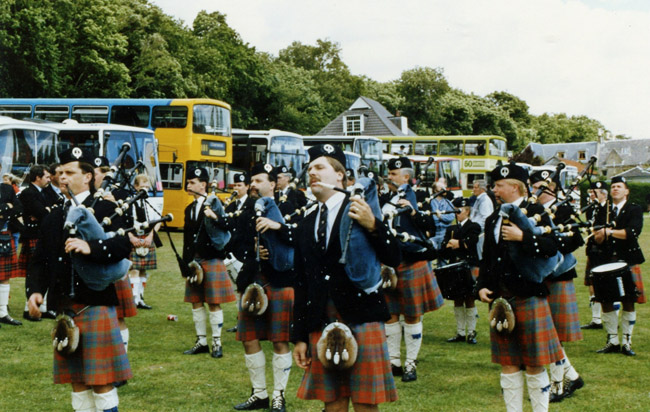 Simon Fraser University preparing to compete at the World Championships in the late 1980s. Andrew Bonar is furthest right in the second rank, behind Pipe-Sergeant Jack Lee.
