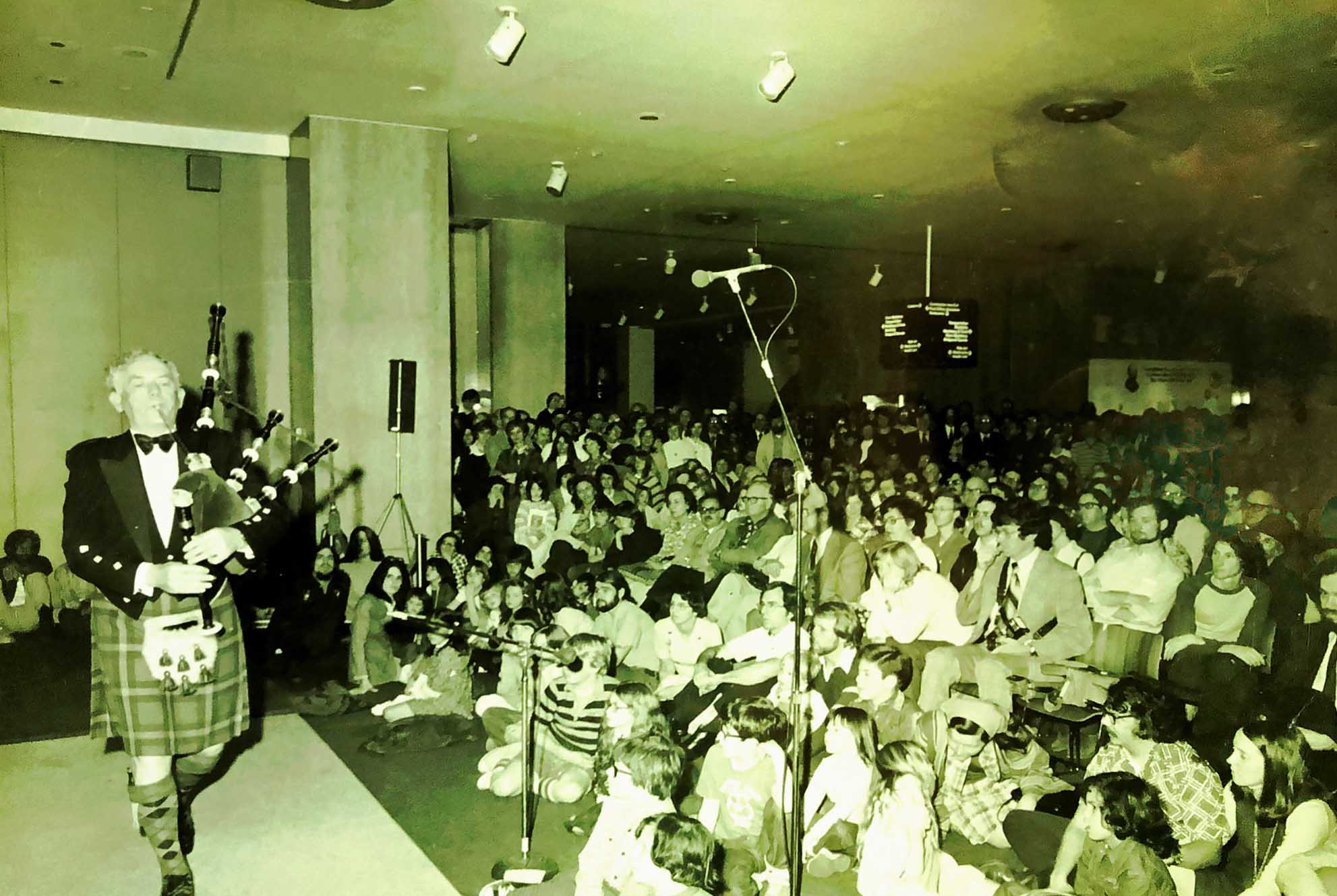 John MacFadyen performing to a rapt audience at the Smithsonian, Washington, DC, 1975.