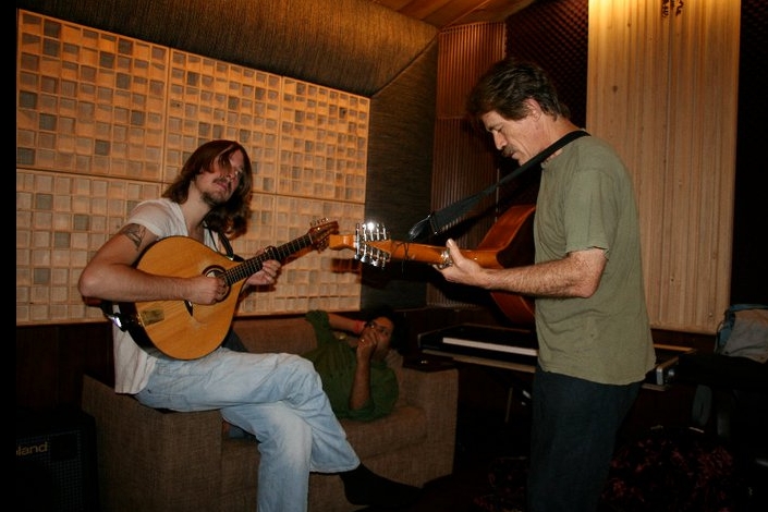 Nigel Richard (right) playing with Ross Ainslie in India.
